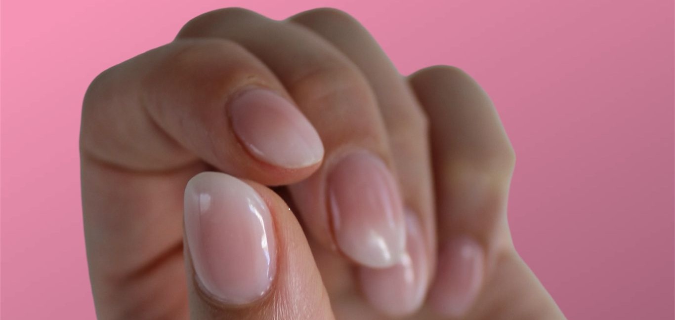 Manicure professionale con smalto semipermanente