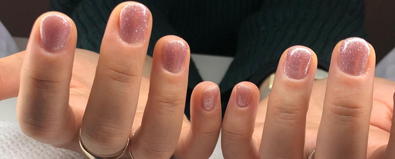 Nail art con decorazioni personalizzate